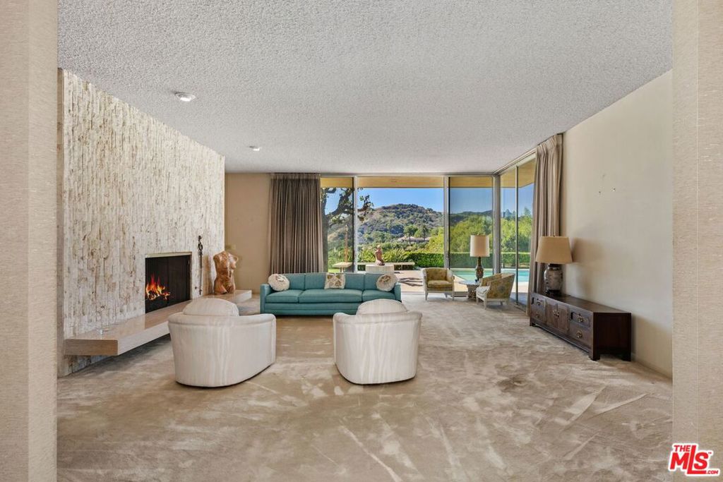 3031 Elvido Drive, Los Angeles, CA 90049