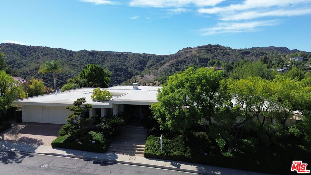 3031 Elvido Drive, Los Angeles, CA 90049