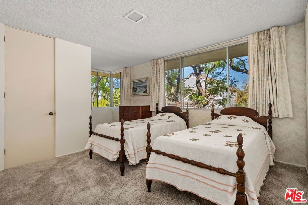 3031 Elvido Drive, Los Angeles, CA 90049