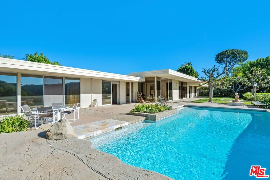 3031 Elvido Drive, Los Angeles, CA 90049