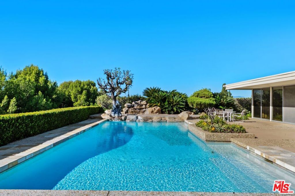 3031 Elvido Drive, Los Angeles, CA 90049