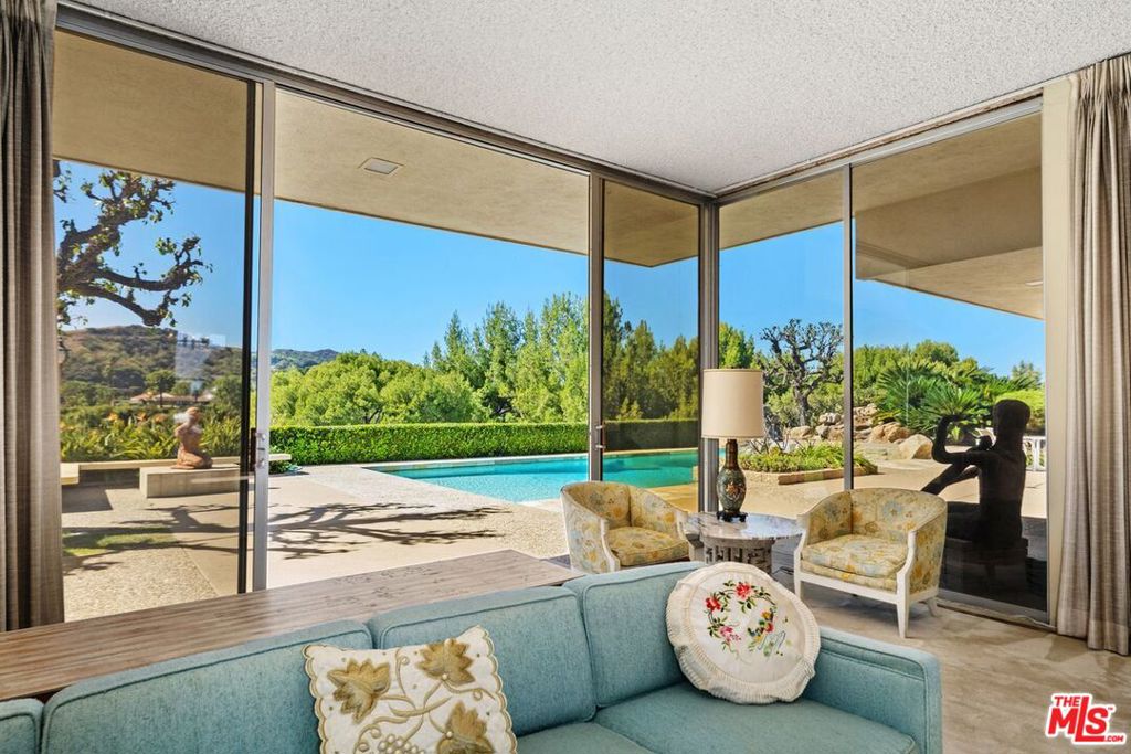 3031 Elvido Drive, Los Angeles, CA 90049