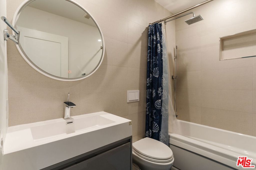 1979 Grace Avenue, #2, Los Angeles, CA 90068