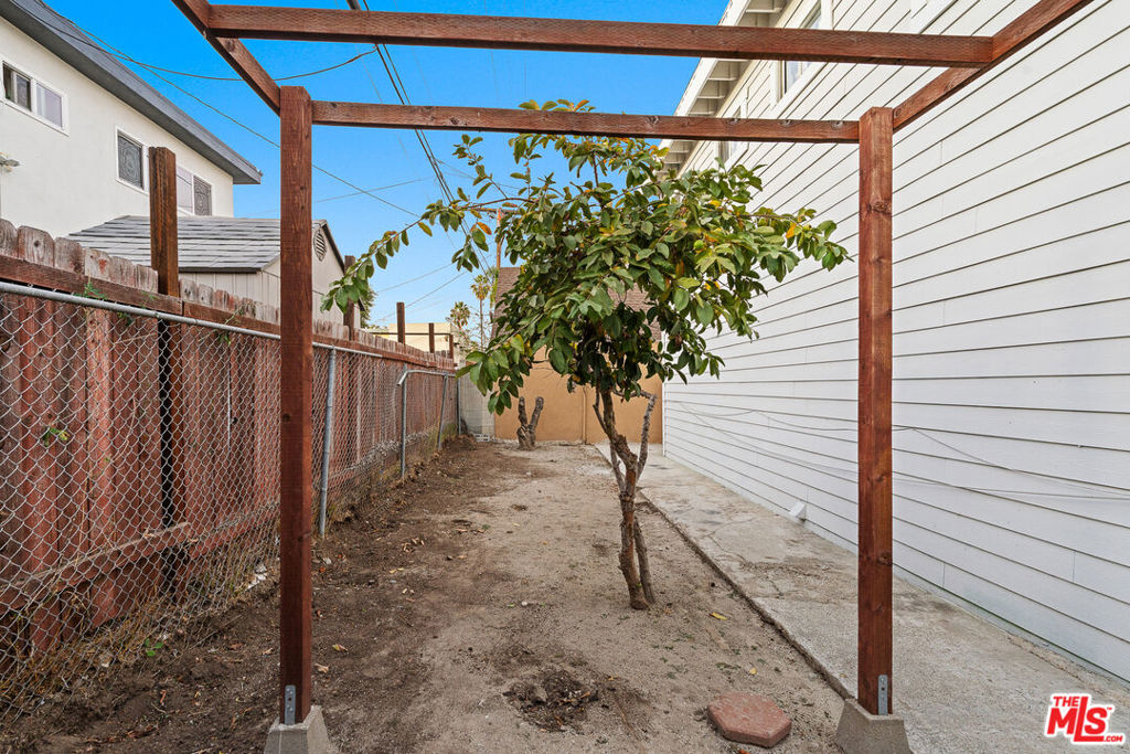 2225 Thurman Avenue, Los Angeles, CA 90016