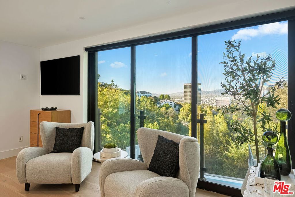 3208 Oakley Drive, Los Angeles, CA 90068