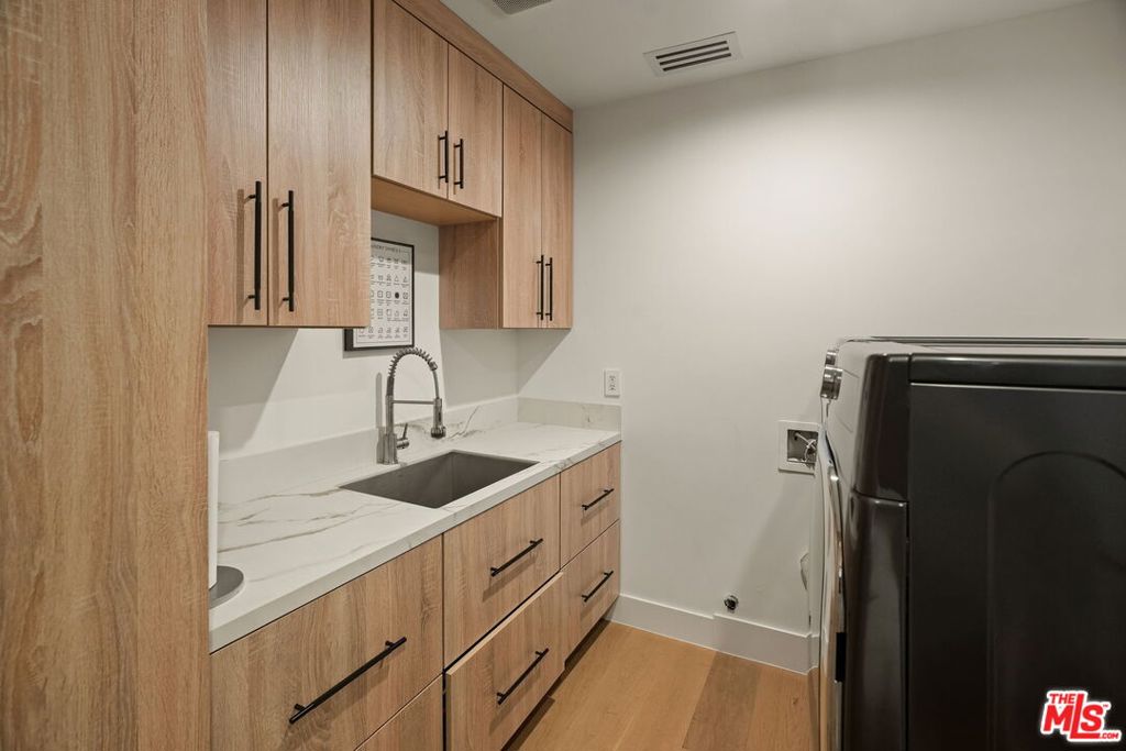 3208 Oakley Drive, Los Angeles, CA 90068
