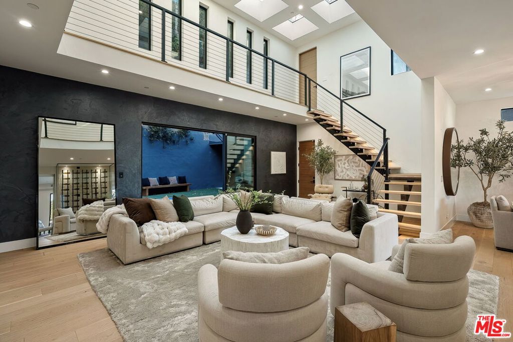 3208 Oakley Drive, Los Angeles, CA 90068