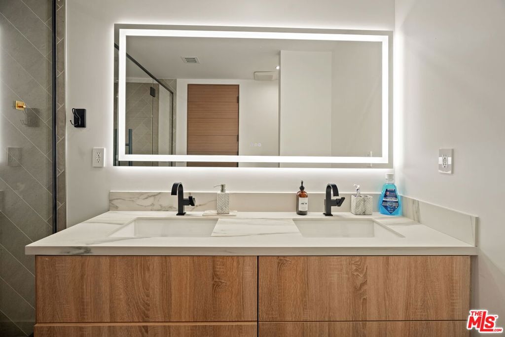 3208 Oakley Drive, Los Angeles, CA 90068