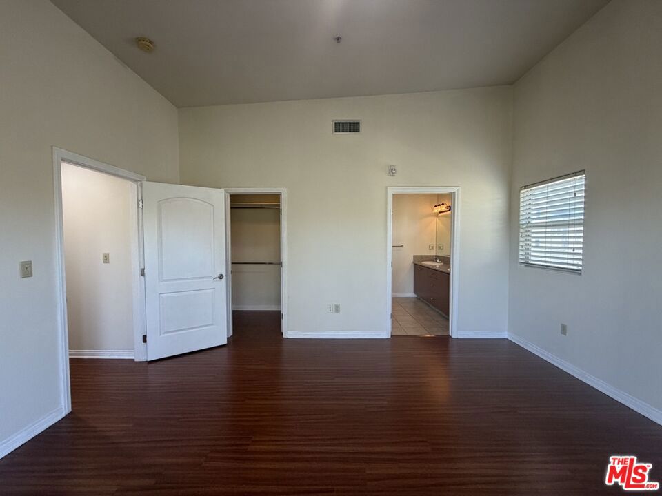 15024 Magnolia Boulevard, #101, Sherman Oaks, CA 91403