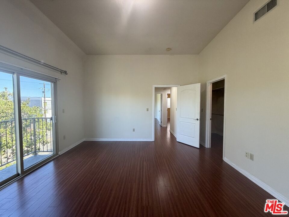 15024 Magnolia Boulevard, #101, Sherman Oaks, CA 91403