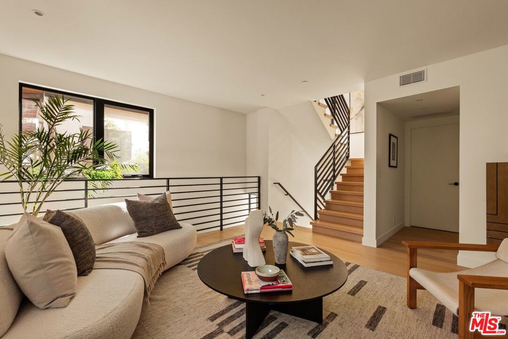 917 Hilldale Avenue, West Hollywood, CA 90069