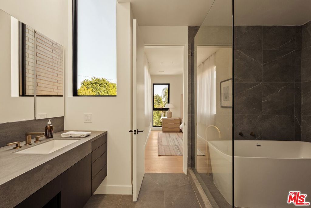 917 Hilldale Avenue, West Hollywood, CA 90069