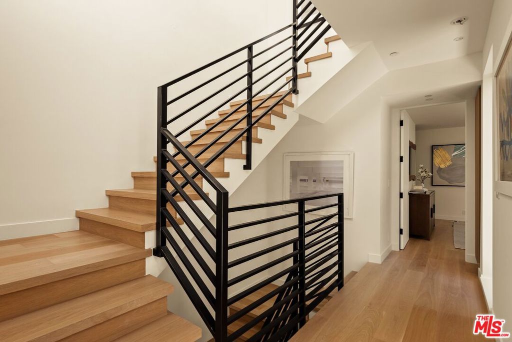 929 Hilldale Avenue, West Hollywood, CA 90069