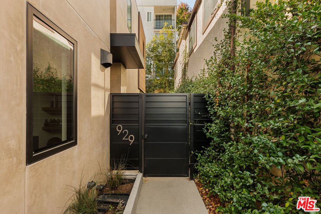929 Hilldale Avenue, West Hollywood, CA 90069
