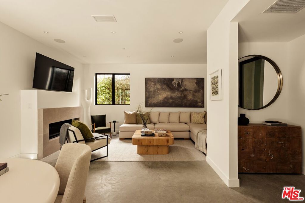 929 Hilldale Avenue, West Hollywood, CA 90069