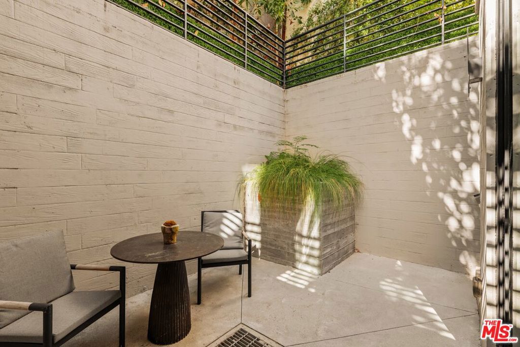 929 Hilldale Avenue, West Hollywood, CA 90069