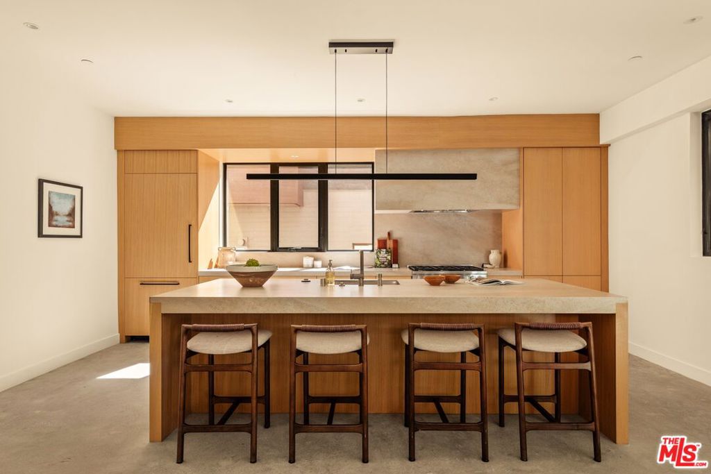 929 Hilldale Avenue, West Hollywood, CA 90069