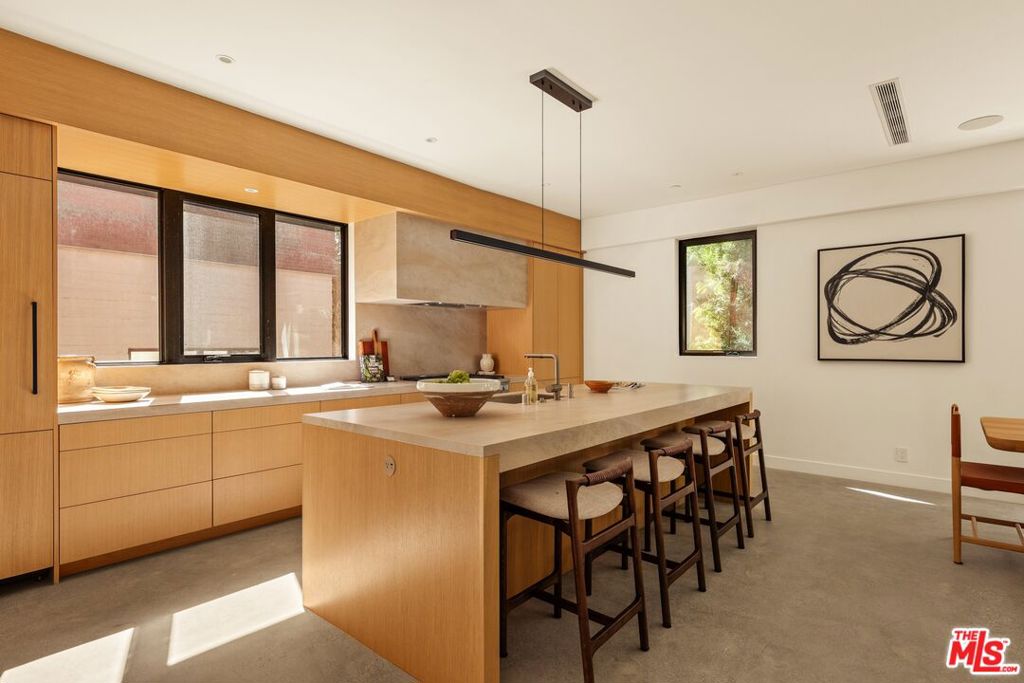 929 Hilldale Avenue, West Hollywood, CA 90069