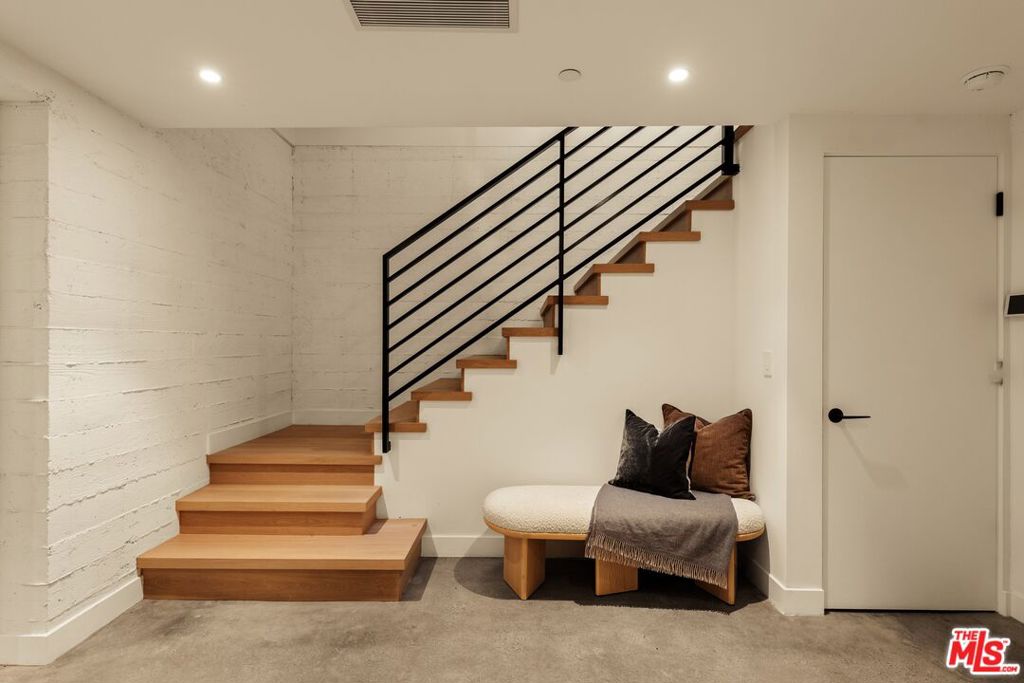929 Hilldale Avenue, West Hollywood, CA 90069