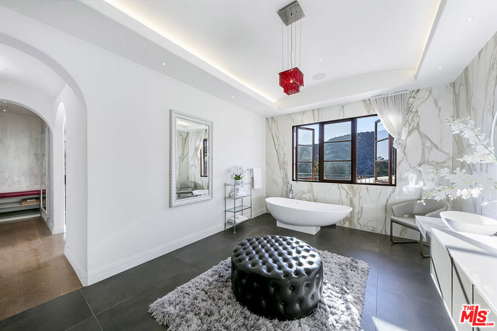 2321 Castilian Drive, Los Angeles, CA 90068 2321 Castilian Drive, Los Angeles, CA 90068
