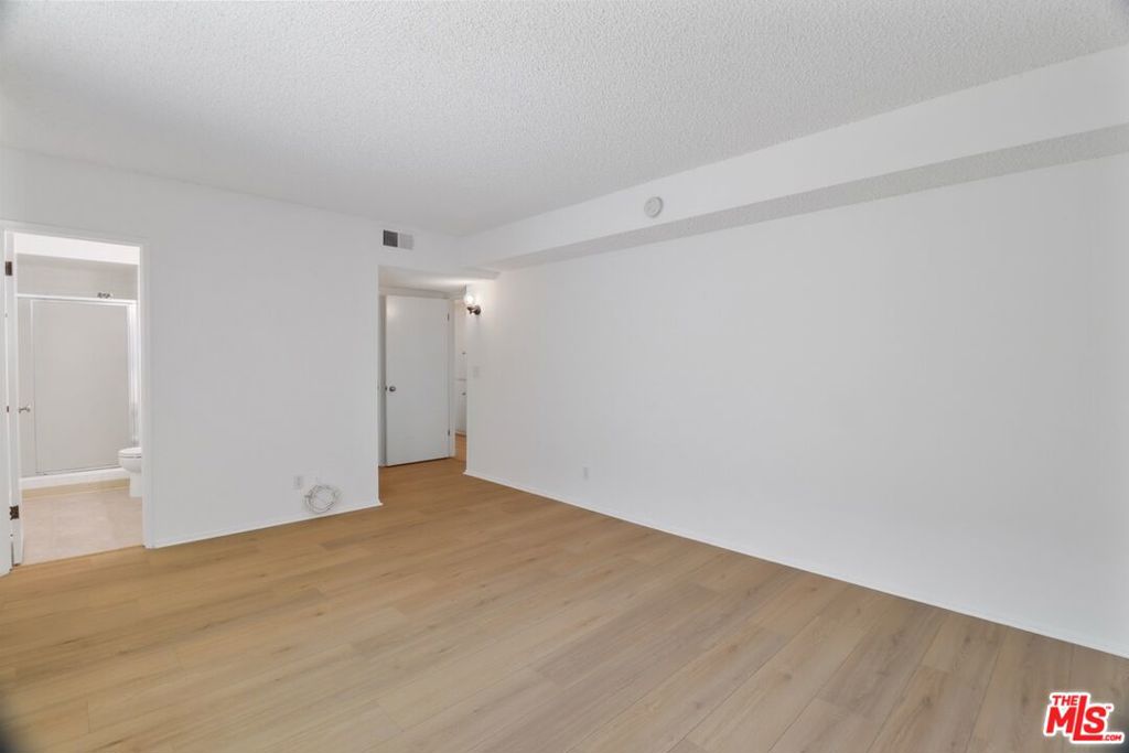 1242 BARRINGTON Avenue, #307, Los Angeles, CA 90025