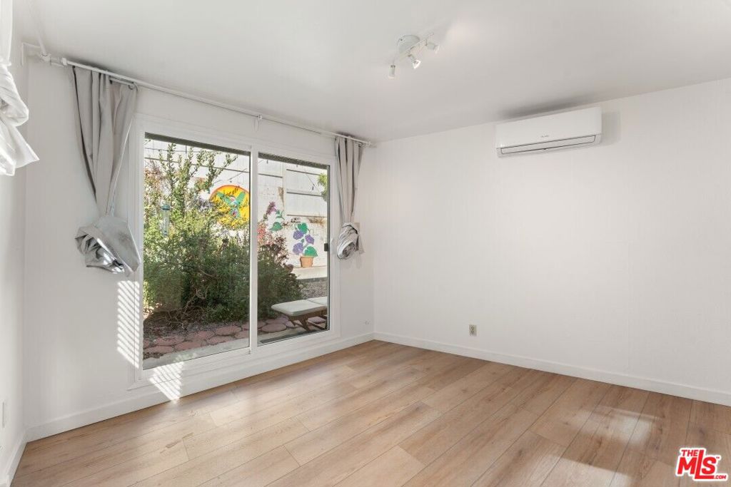 2223 Oak Glen Place, Los Angeles, CA 90039