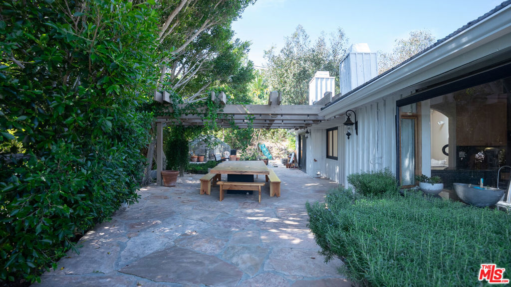 3825 Malibu Country Drive, Malibu, CA 90265