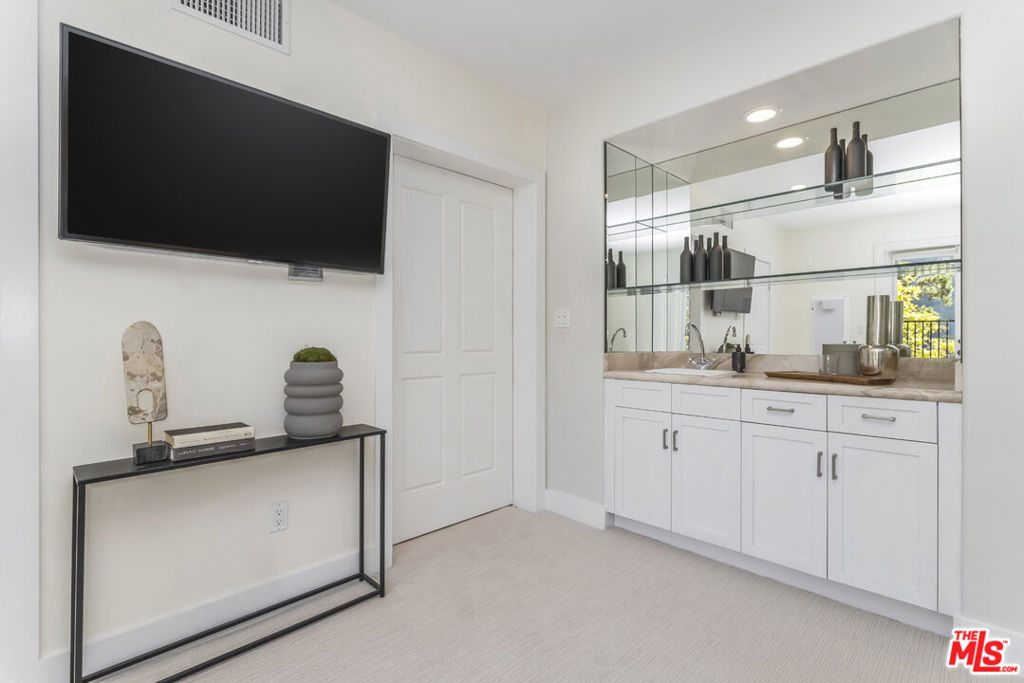 2201 Beech Knoll Road, Los Angeles, CA 90046