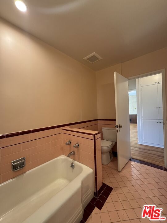 Full-Size Bath [Between Bedroo