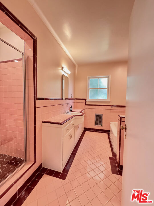 Full-Size Bath [Between Bedroo