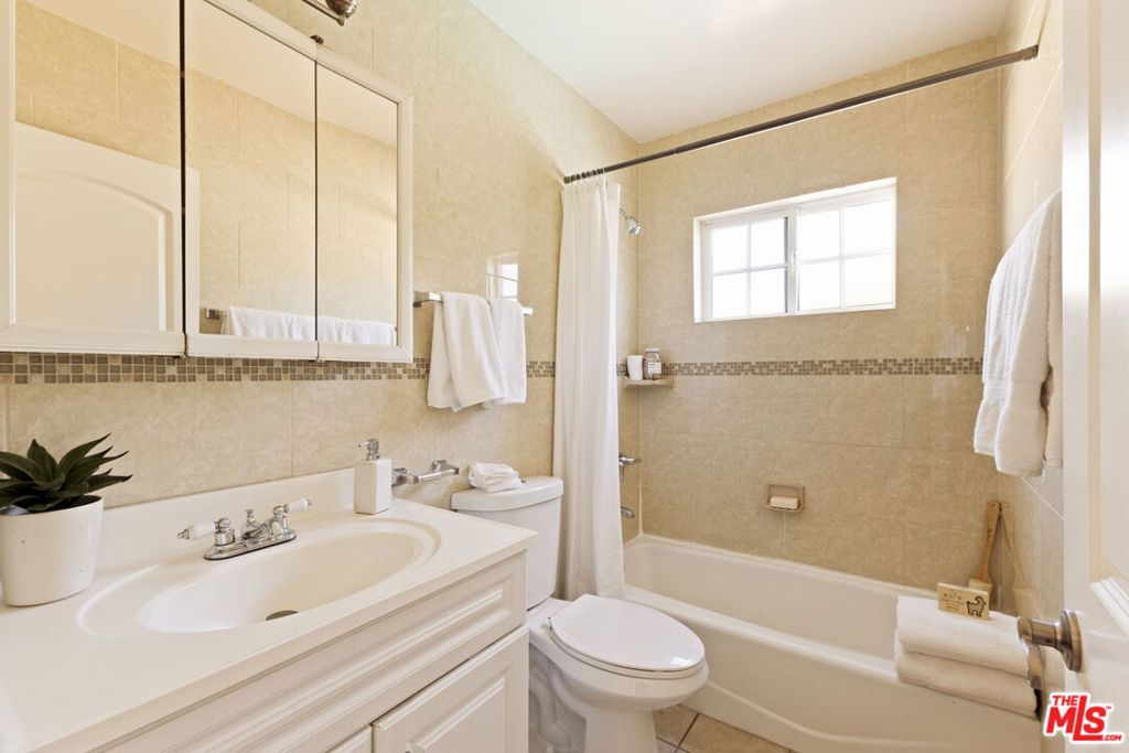 17827 Burbank Boulevard, Encino, CA 91316