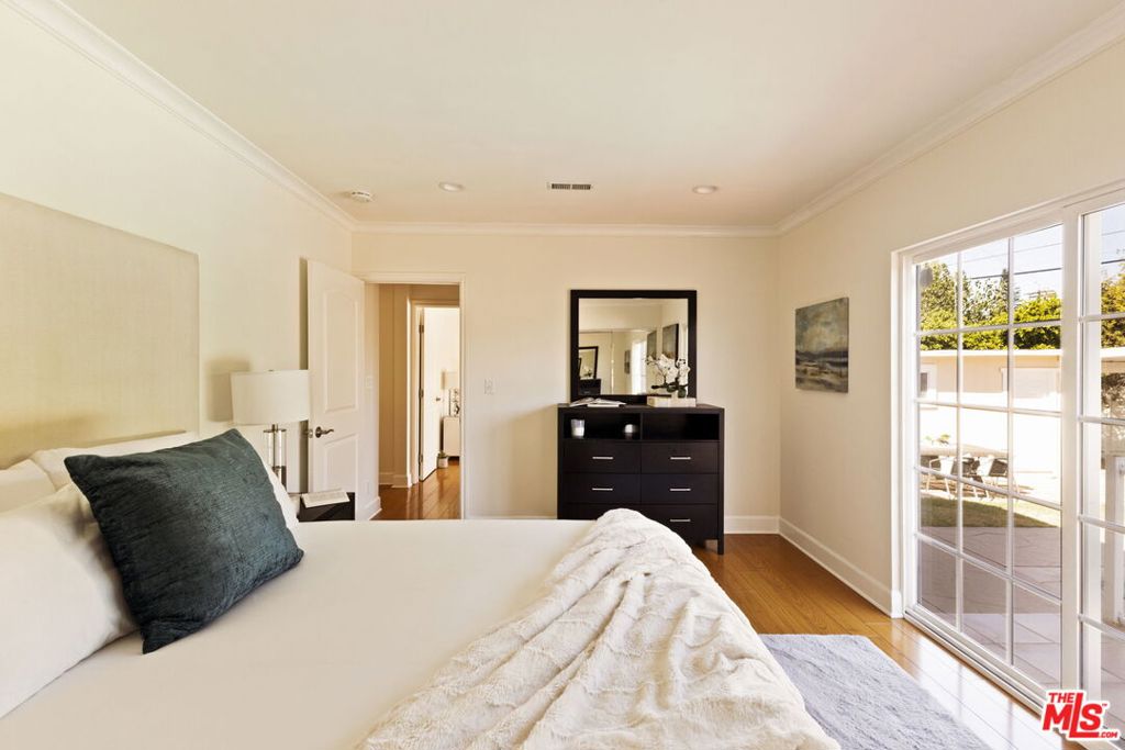 17827 Burbank Boulevard, Encino, CA 91316