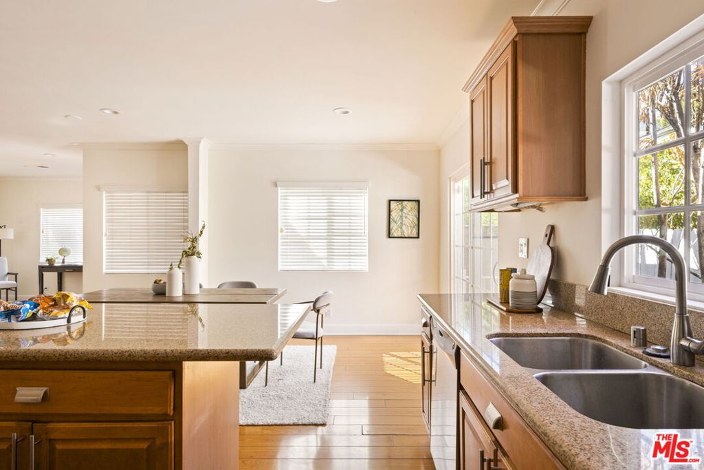 17827 Burbank Boulevard, Encino, CA 91316