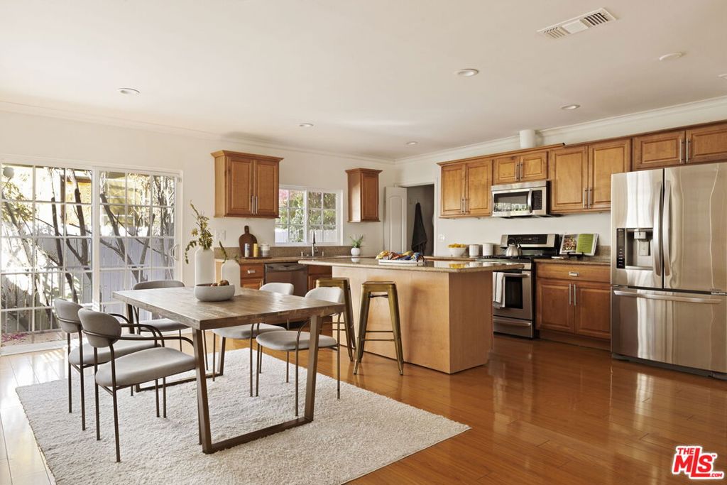 17827 Burbank Boulevard, Encino, CA 91316
