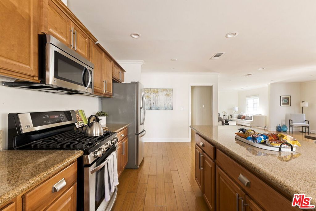 17827 Burbank Boulevard, Encino, CA 91316