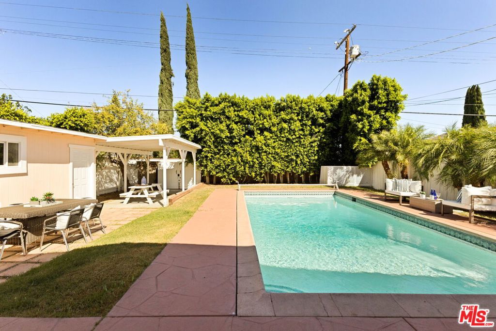 17827 Burbank Boulevard, Encino, CA 91316