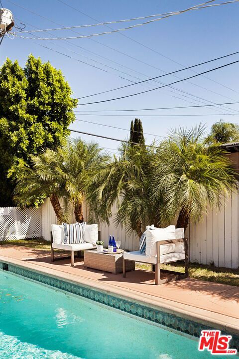 17827 Burbank Boulevard, Encino, CA 91316