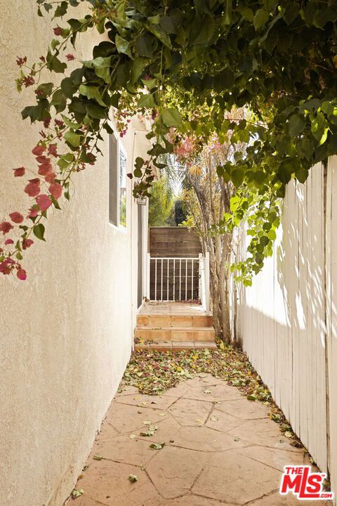 17827 Burbank Boulevard, Encino, CA 91316