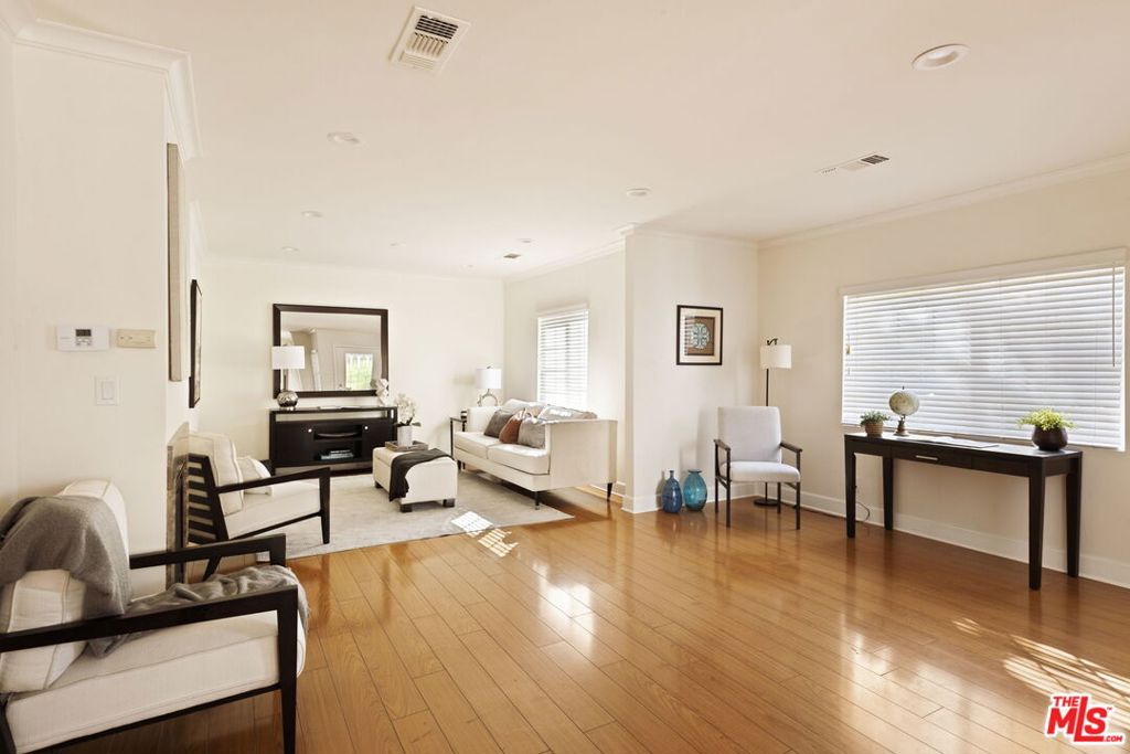 17827 Burbank Boulevard, Encino, CA 91316