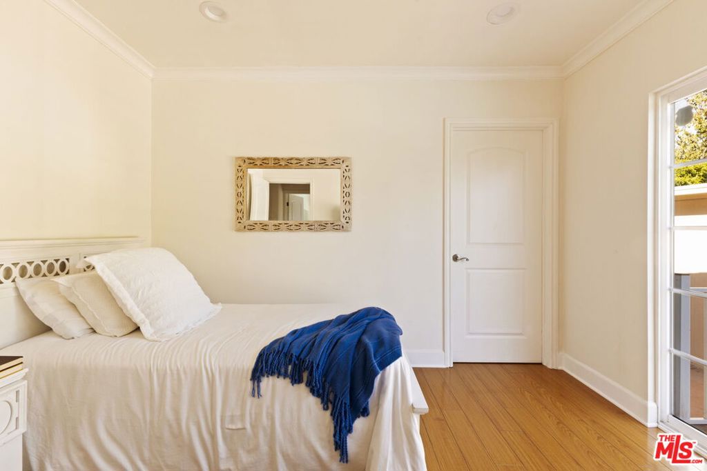 17827 Burbank Boulevard, Encino, CA 91316