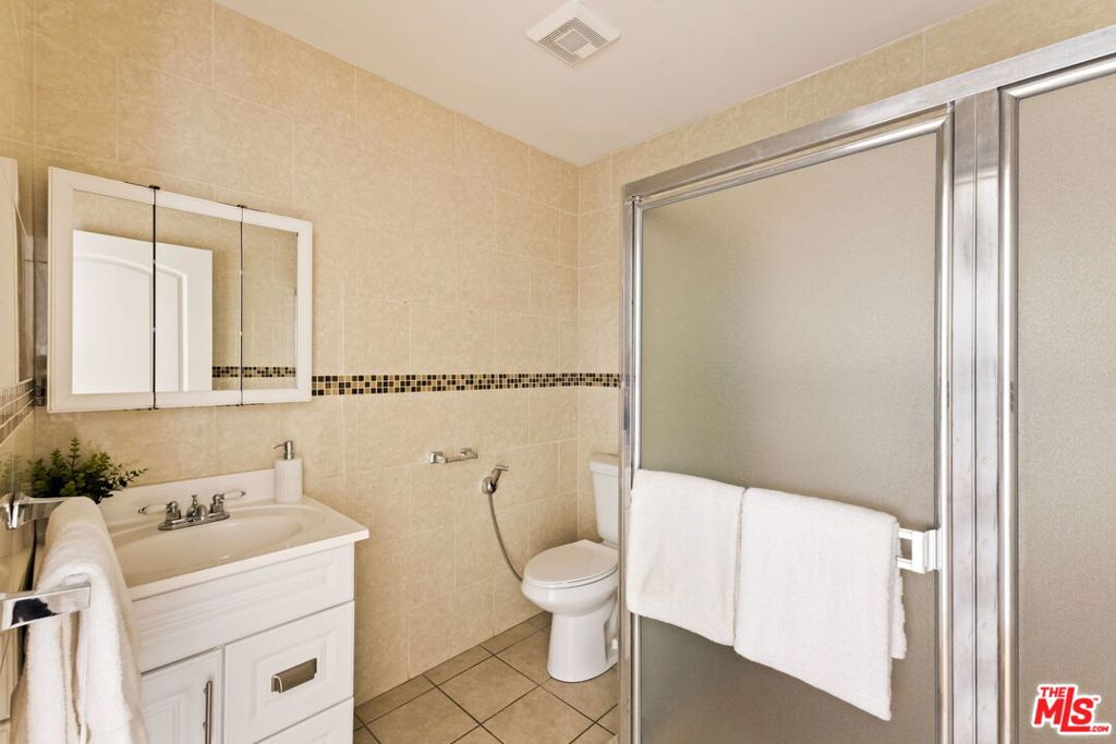 17827 Burbank Boulevard, Encino, CA 91316