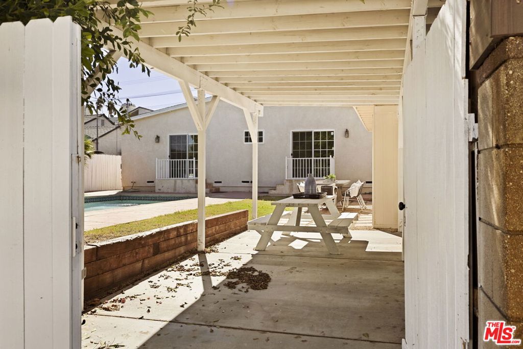17827 Burbank Boulevard, Encino, CA 91316