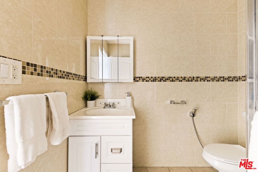 17827 Burbank Boulevard, Encino, CA 91316