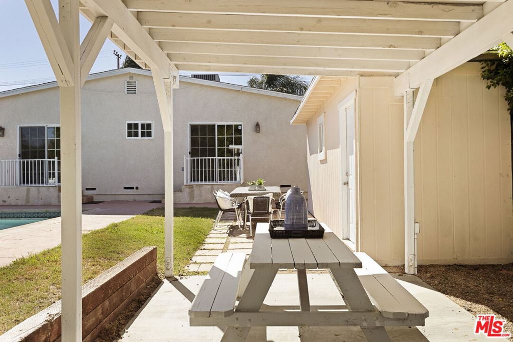 17827 Burbank Boulevard, Encino, CA 91316
