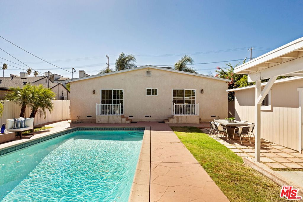 17827 Burbank Boulevard, Encino, CA 91316