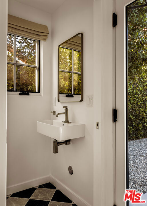 133 N La Jolla Avenue, Los Angeles, CA 90048