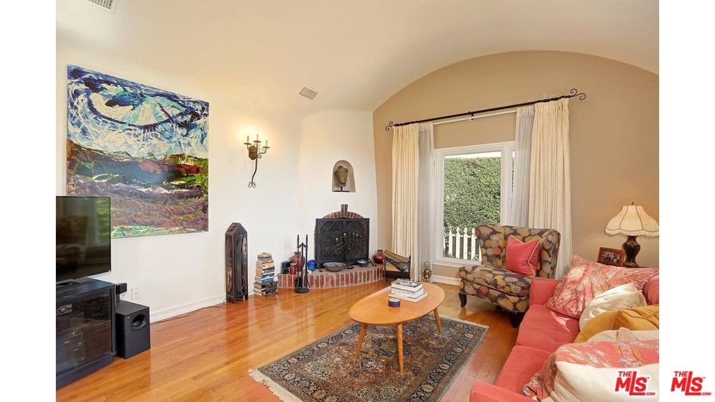7417 CLINTON Street, Los Angeles, CA 90036 7417 CLINTON Street, Los Angeles, CA 90036