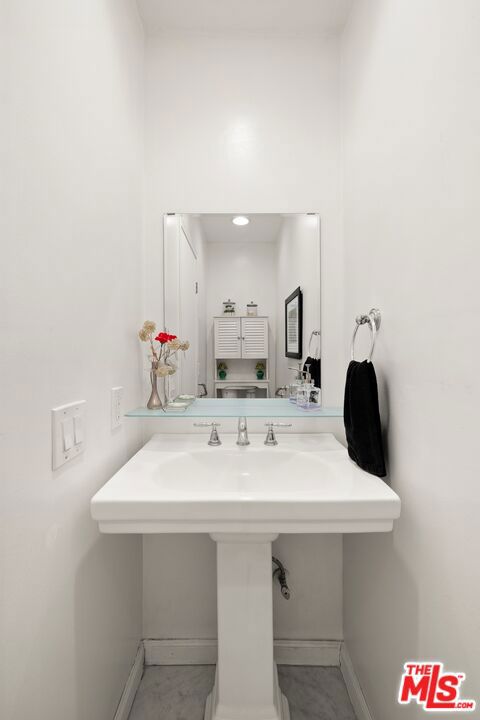 8941 Rosewood Avenue, Los Angeles, CA 90048