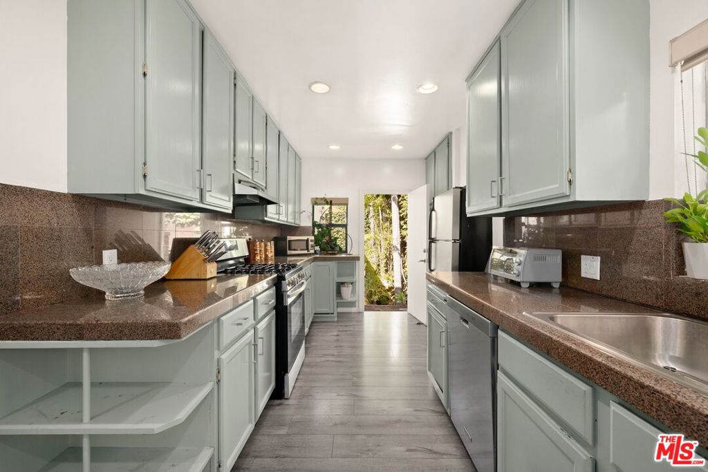 8941 Rosewood Avenue, Los Angeles, CA 90048 8941 Rosewood Avenue, Los Angeles, CA 90048
