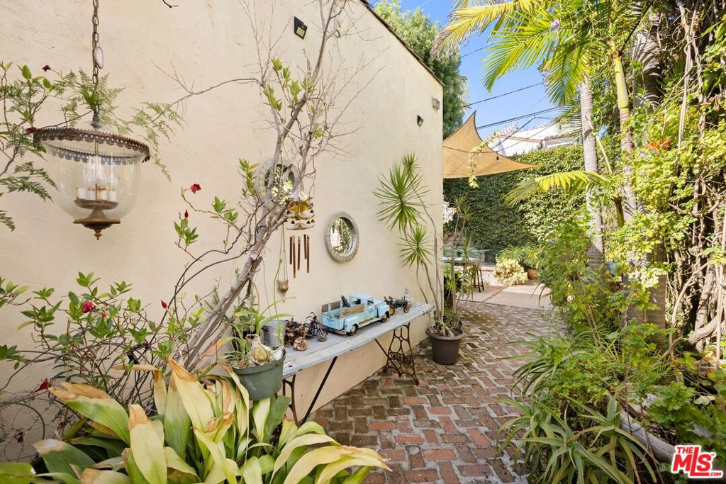 8941 Rosewood Avenue, Los Angeles, CA 90048 8941 Rosewood Avenue, Los Angeles, CA 90048